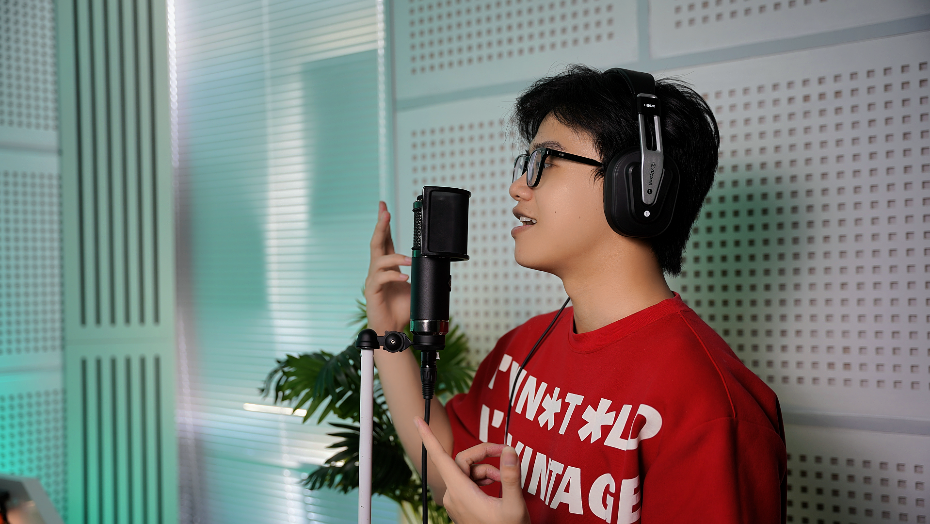 Phòng thu âm lồng tiếng