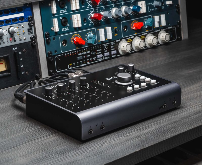 Audio interface chất lượng cao là trung tâm của các studio mobile recording Audio interface chất lượng cao là trung tâm của các studio mobile recording