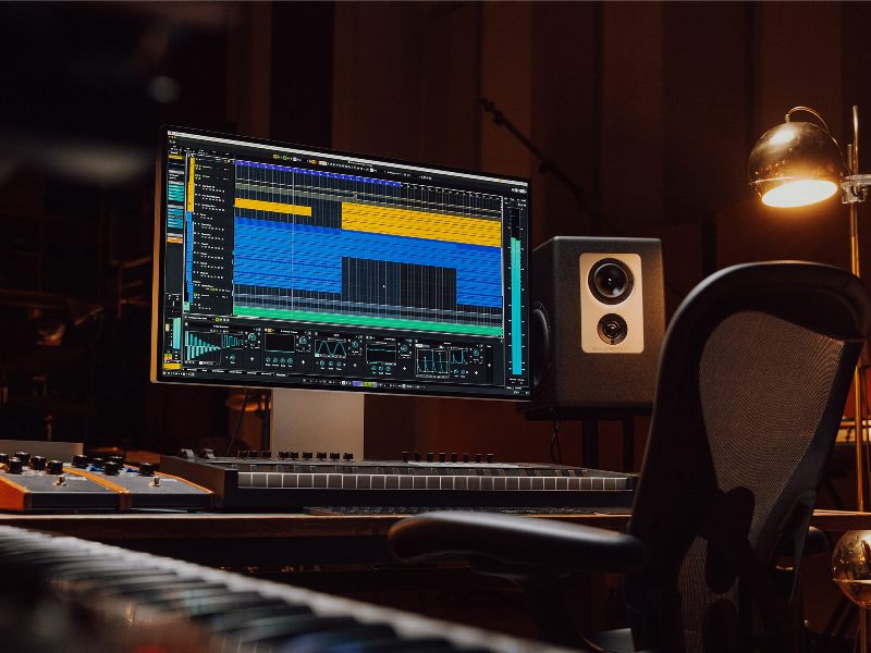Channel strip một công cụ quan trọng để xử lý EQ, nén, lọc tạp âm và định hình màu âm trong phòng thu âm chuyên nghiệp Channel strip một công cụ quan trọng để xử lý EQ, nén, lọc tạp âm và định hình màu âm trong phòng thu âm chuyên nghiệp